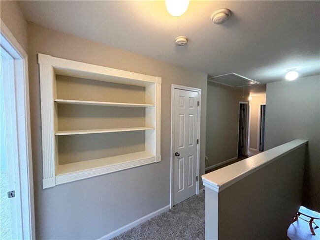 Building Photo - 2048 Lakeshore Overlook Dr