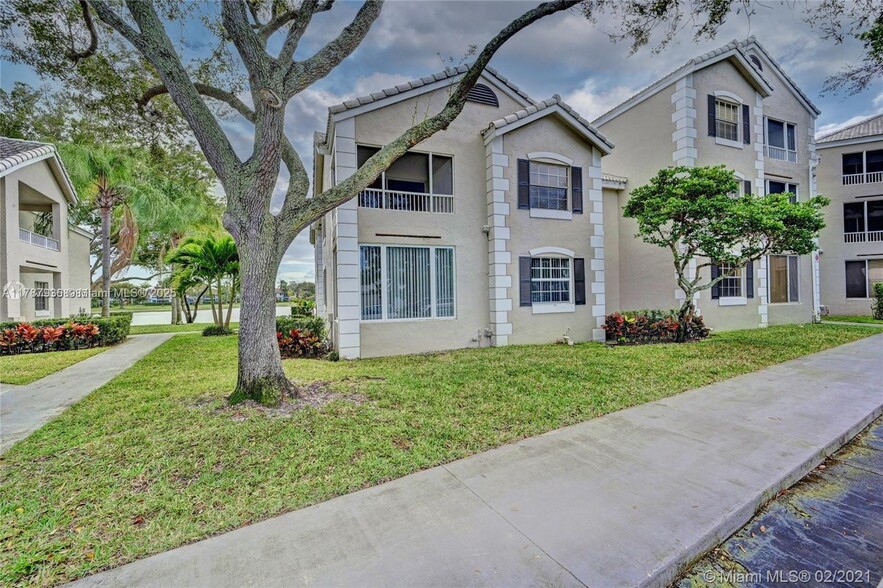 Primary Photo - 2850 N Oakland Forest Dr