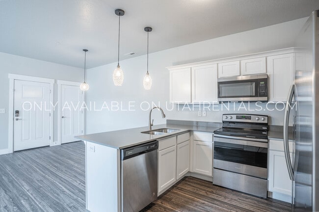 Building Photo - 71 W Silver Springs Dr