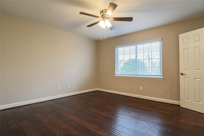 Building Photo - 2744 Briarhurst Dr