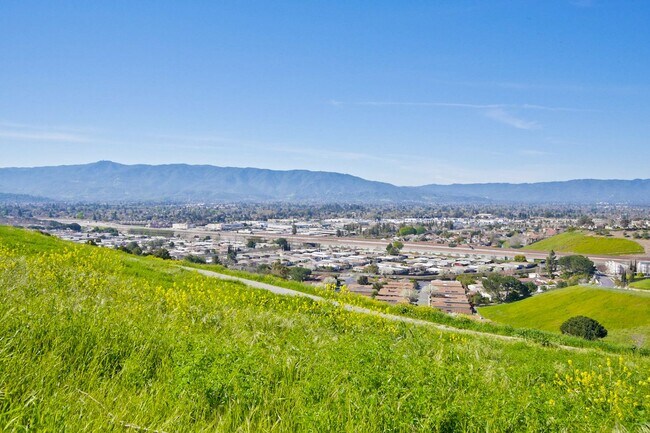 Building Photo - Modern Communication Hill Townhome | Panoramic Mountain Views