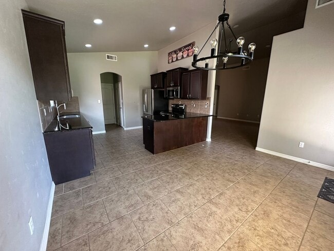 Building Photo - 3 Bed 2 Bath Home