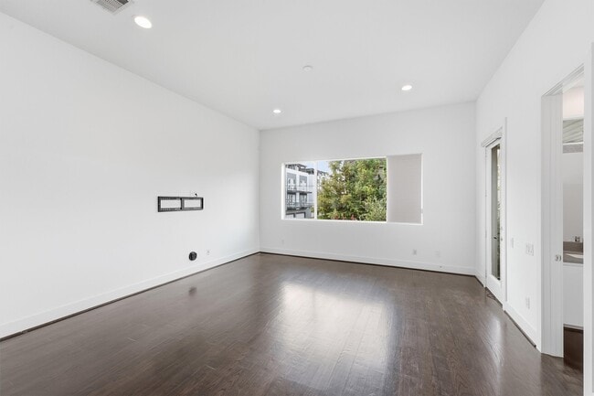 Building Photo - 1155 W 17th St