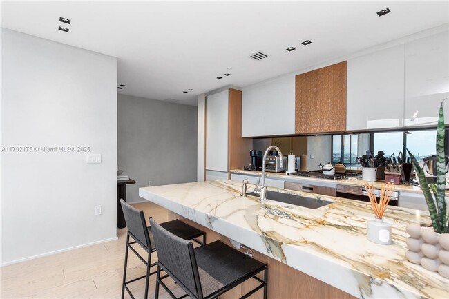 Building Photo - 2831 S Bayshore Dr