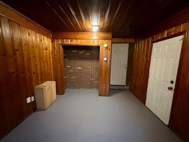 Building Photo - 4 Bedroom 1 Bath Welcome Section 8