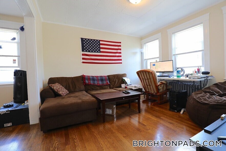 Primary Photo - 102 Nonantum St