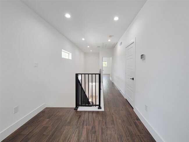 Building Photo - 5019 Creekmont Dr