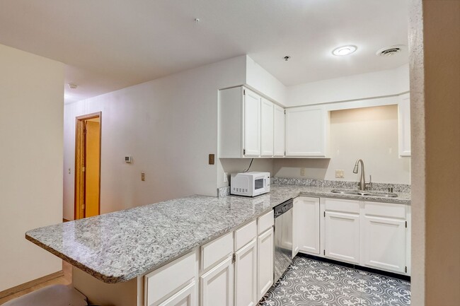 Building Photo - Charming 2-Bedroom Condo Near Campus - Ava...