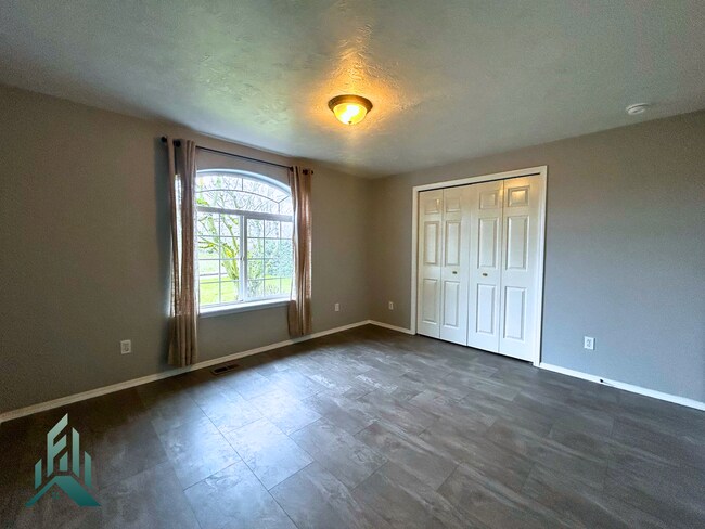 Building Photo - Updated 3 Bed 2 Bath Home