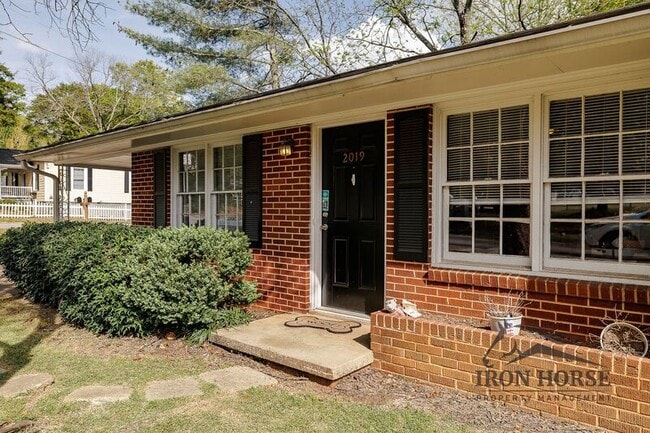 Building Photo - 2021 S Lumpkin St