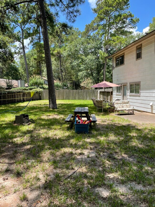 Big backyard, picnic table volleyball/badminton net - 2931 Valley Rose Dr