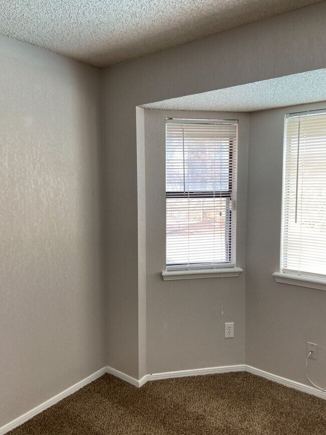 Building Photo - Home For Rent