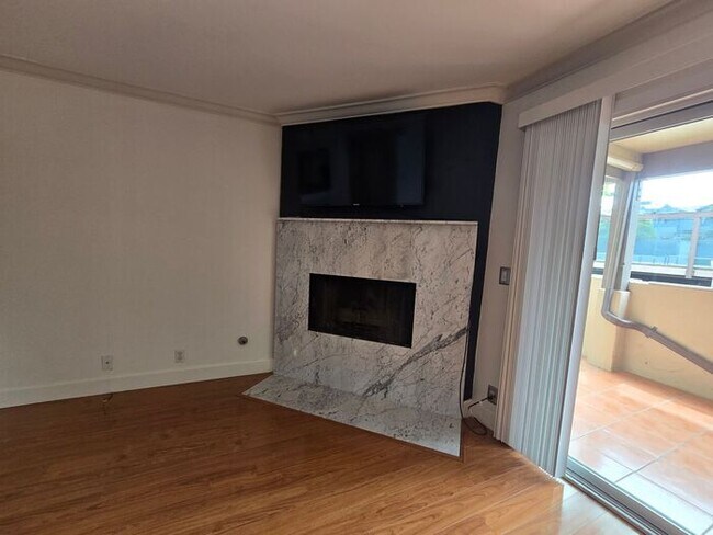 Building Photo - Beautiful 2 Bedroom 2 Bathroom Condo in La Jolla / UTC