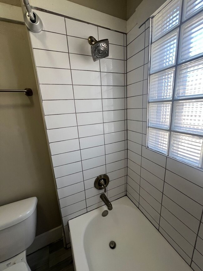 Building Photo - Fully Remodeled 1 Bedroom Duplex Apartment in Historical U of A Neighborhood