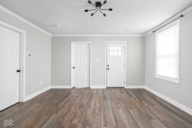 Building Photo - 413 E Caven St