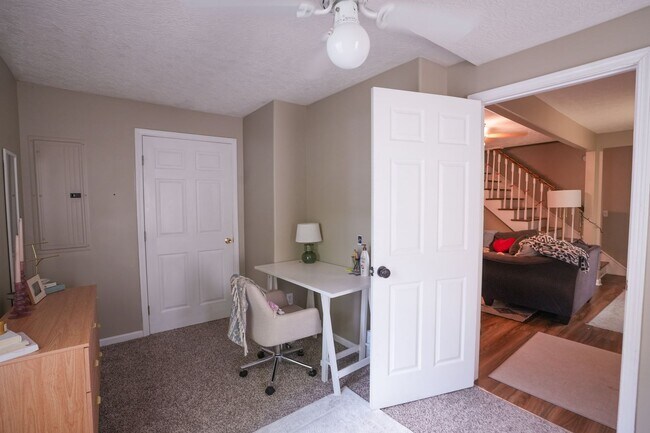 Building Photo - 633 Golfview Dr