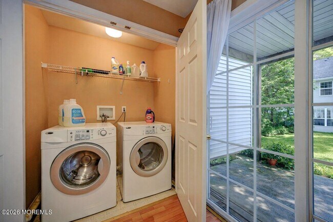 Building Photo - 319 Bernard Dr