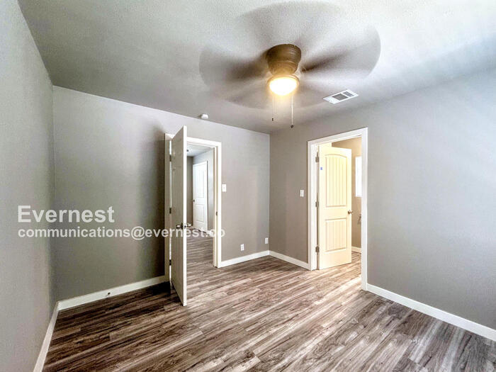 Building Photo - 1607 El Paso St