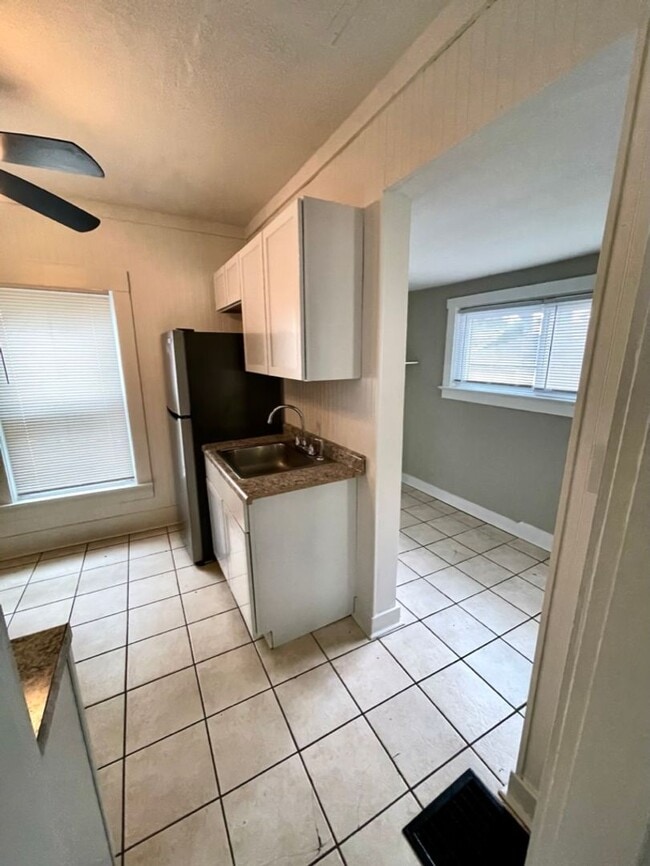 Building Photo - Spacious 3Bd; 1Ba Single Family Home