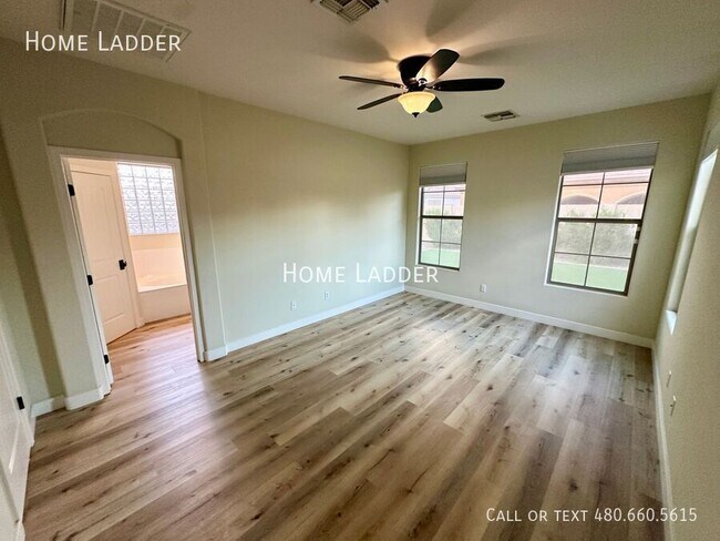 Building Photo - 3064 E Palmdale Ln