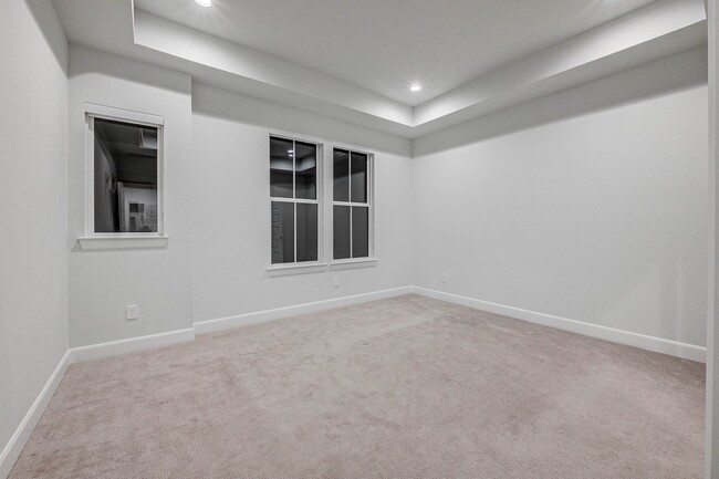 Building Photo - 3BR, 3.5BA Townhome with Balcony, Yard & D...