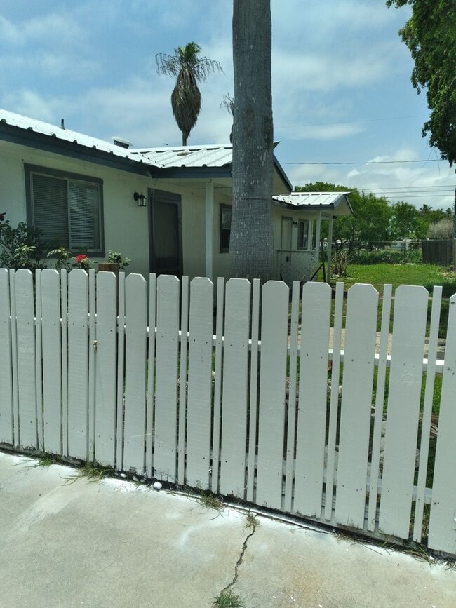 Primary Photo - 950 Weaver St