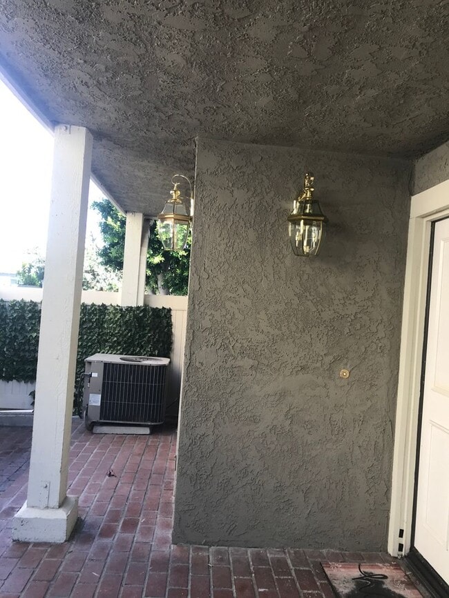 Building Photo - 2 BEDROOM/2BATH TOWN HOUSE STYLE CONDO IN ...