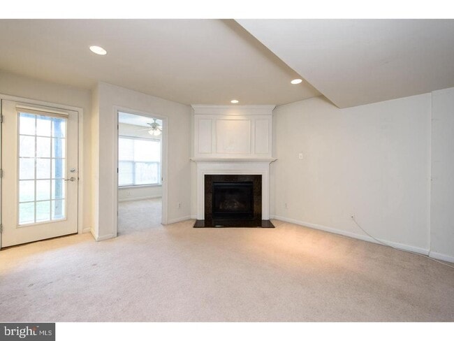 Building Photo - 256 Hudson Dr