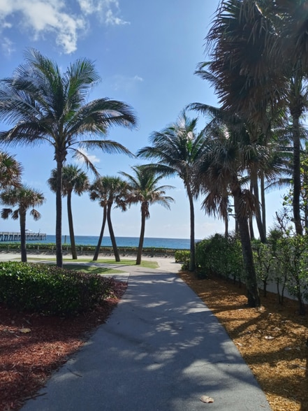 Building Photo - 1516 S Lakeside Dr