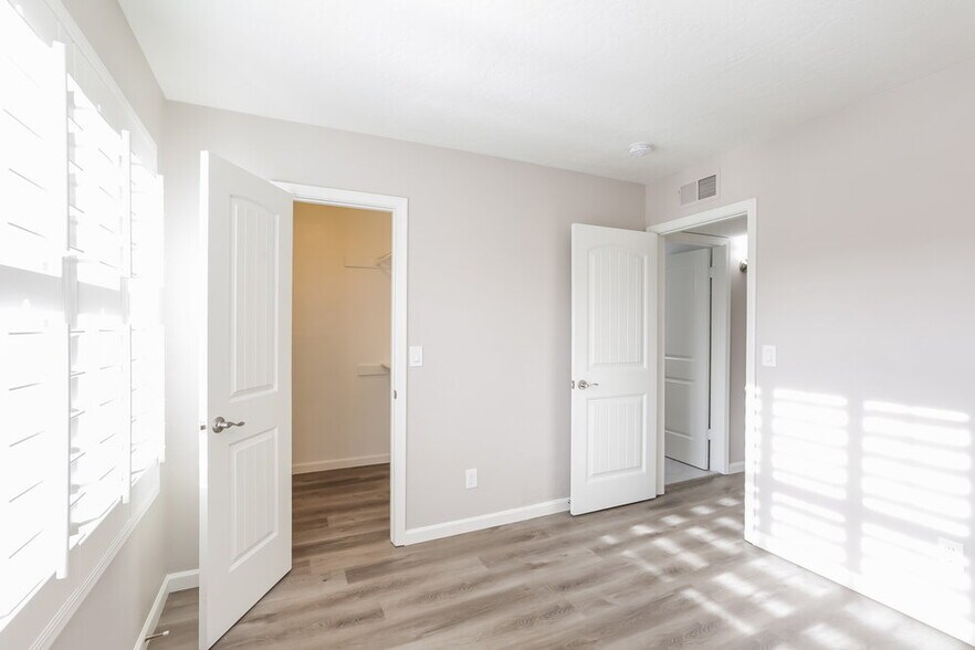 Building Photo - 8402 S 15th Way