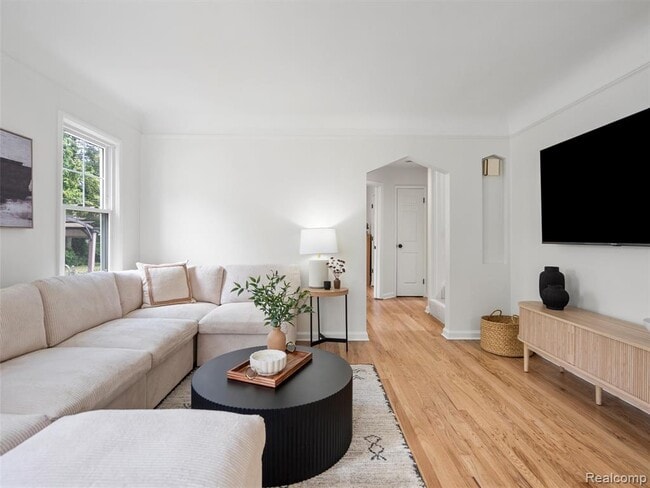 Building Photo - 1027 S Wilson Ave