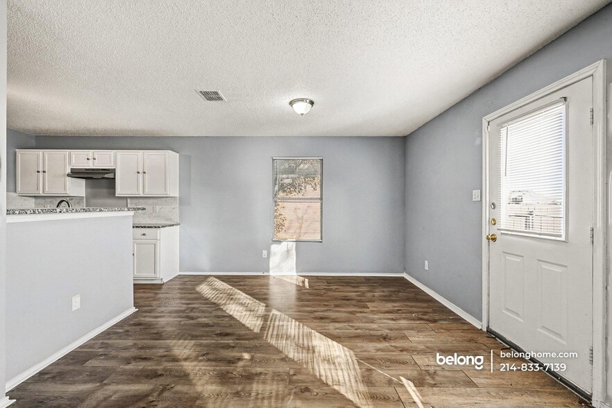 Building Photo - 2256 White Oak Dr