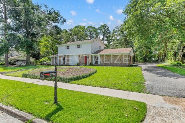 Building Photo - Newly Renovated 3 Bed / 2.5 Bath with Doub...