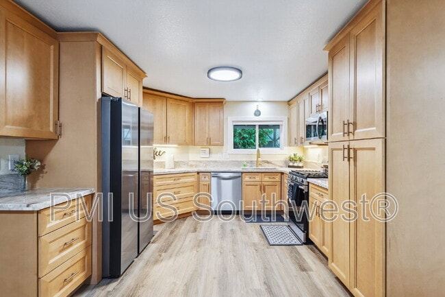 Building Photo - 437 Riverfront Dr