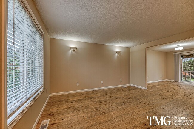 Building Photo - Wonderful 2 Story 3 Bed 2.5 Bath Home in Five Corners!