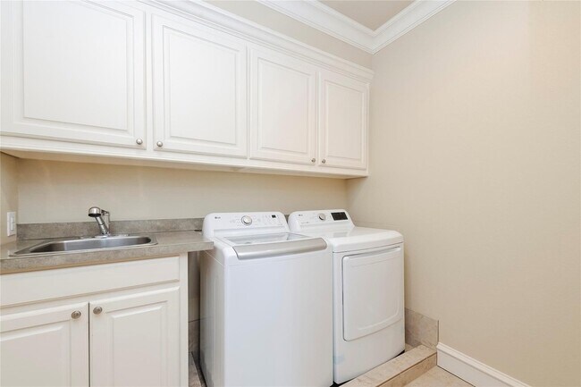 Building Photo - 4311 Brookview Dr