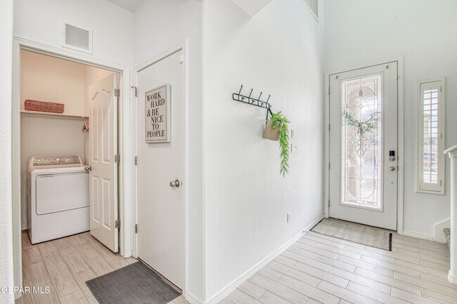 Building Photo - 7517 Red Cedar Dr