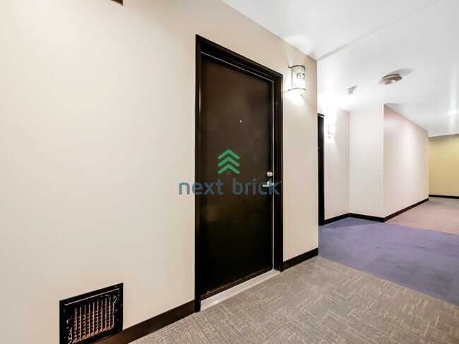 Building Photo - Luxury 1 Bed, 1 Bath Downtown Seattle Condo with City & Water Views