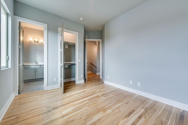 Building Photo - Youngs Lane Luxury Townhome