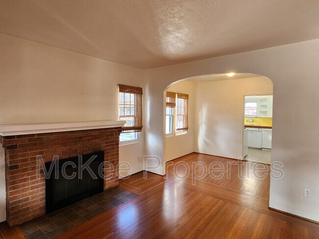 Building Photo - 907 9th St