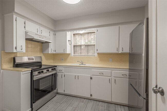 Building Photo - 818 University Ave