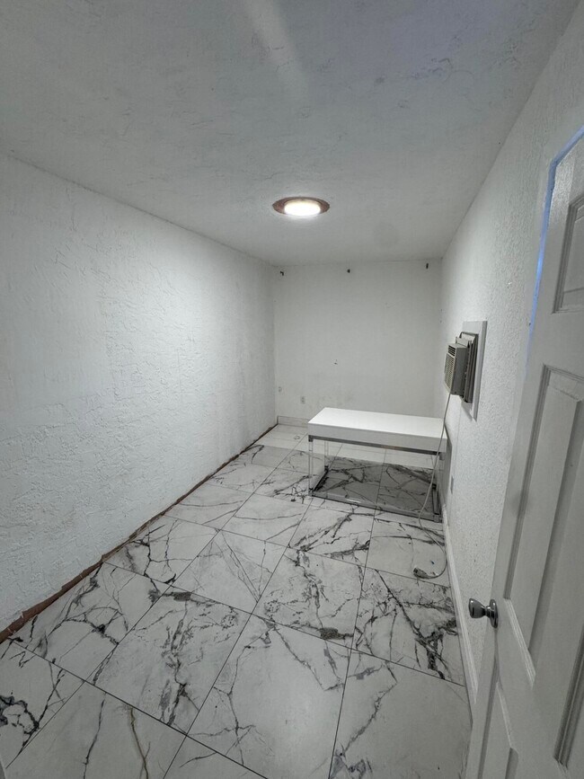 Building Photo - 4603 Lexington Ave
