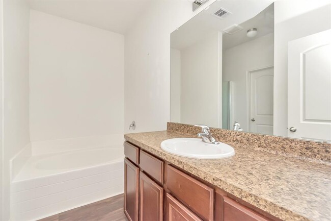 Building Photo - 718 Crystal Lakes Dr
