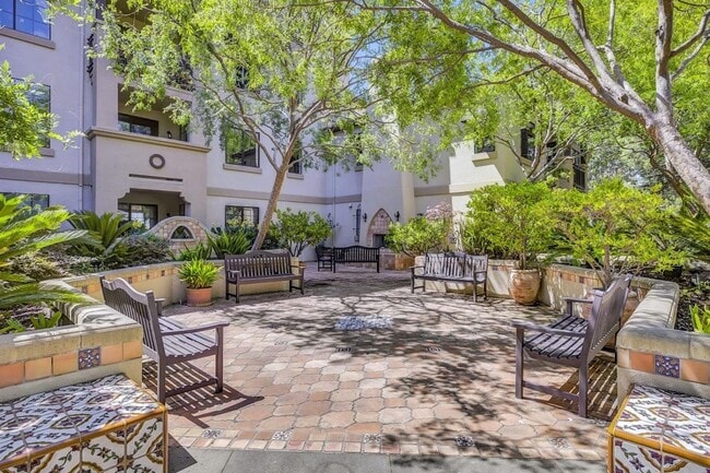 Building Photo - Updated Top Floor Unit -- Perfect Commuter Location -- Walking Distance to Laurel Street -- Must ...