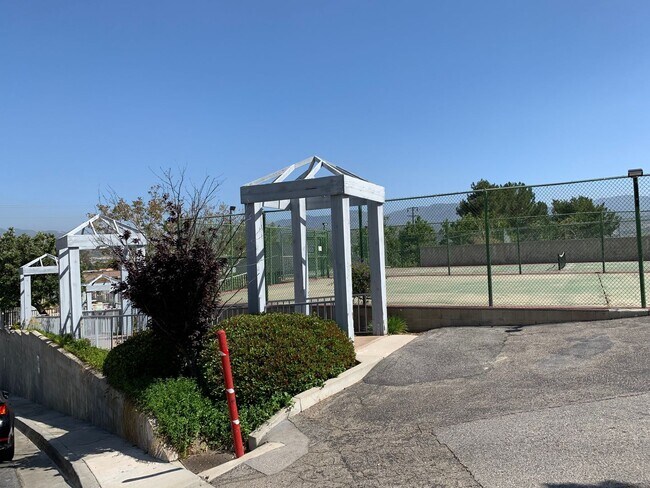 Building Photo - Darling 2+2 Condo W/Views + Amenities in g...