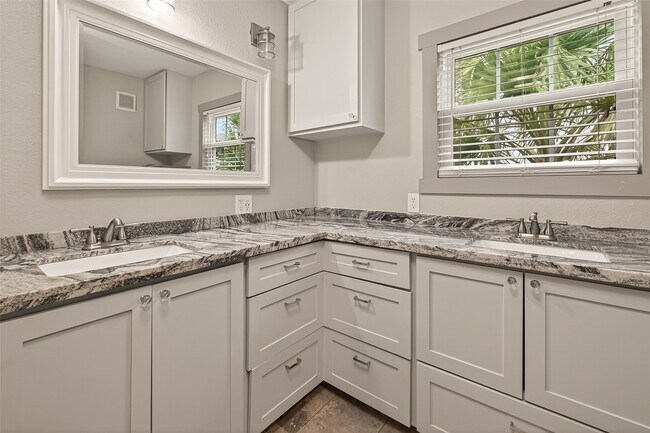 Building Photo - 717 W 30th St