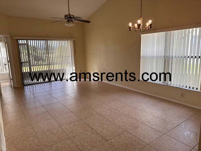 Building Photo - 3 bedroom Townhouse in Orlando