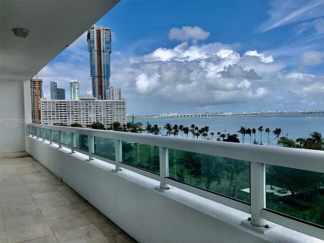 Building Photo - 1800 N Bayshore Dr