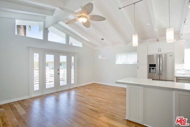 Building Photo - 122 Montreal St