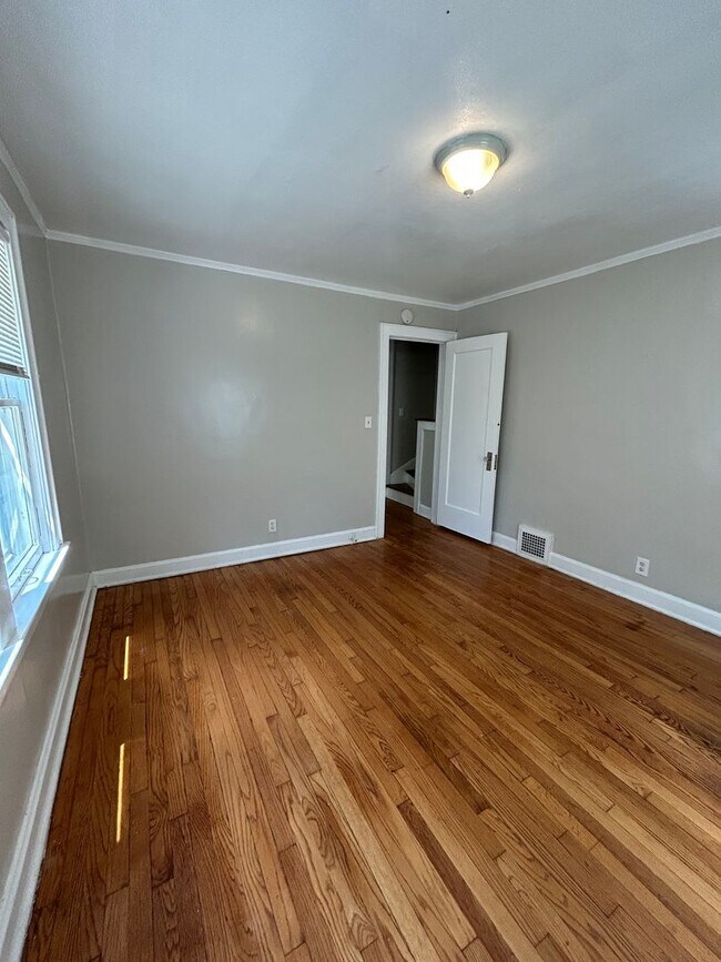 Building Photo - Charming 4-Bed Home with Fireplace & Hardw...